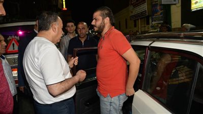 محافظ أسيوط يجري جولة مسائية لمتابعة التزام سائقي التاكسي والسرفيس بالأجرة المحددة