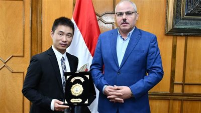 جامعة قناة السويس تكرم المدير الصيني لمعهد كونفوشيوس 