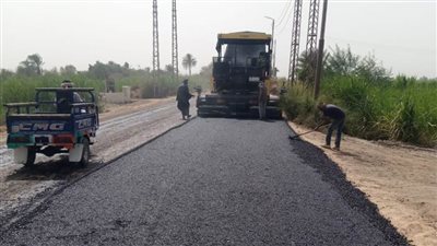 استكمال أعمال رصف طريق بلانة/ كلابشة ورصف موقف الغنيمية بإدفو بأسوان