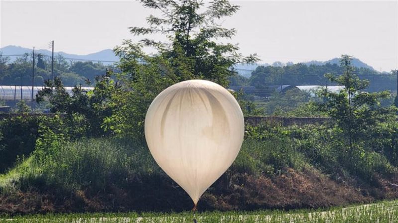 بالون محمل بالقمامة