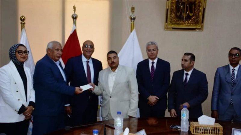 جانب من تسليم رخص