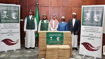 مركز الملك سلمان للإغاثة يسلّم أطنانًا من التمور هدية المملكة لجمهوريات موريشيوس وخازاخستان وغينيا وسيريلانكا