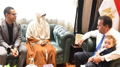 وزير الصحة يستقبل طبيبة مستشفى المراغة وأسرتها