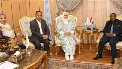 مستشار شيخ الأزهر تبحث سبل تعزيز الدعم العلمي مع سفير بوروندي بالقاهرة