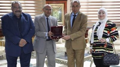 محافظ المنيا يلتقي نائب رئيس قصور الثقافة ويبحثان سبتطوير التعاون ودعم الأنشطة الثقافية 