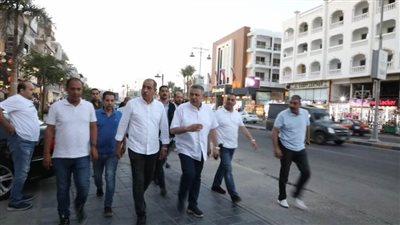 حنفي يقود حملة مكبرة لإزالة الإشغالات بشوارع الغردقة 