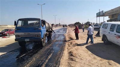 استكمال رصف طريق المنطقة الصناعية بوادي النطرون.. صور 