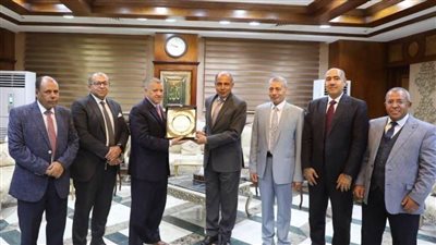 محافظ المنيا يتسلم درع النيابة الإدارية ويتلقى تهنئة وفدها على ثقة القيادة السياسية