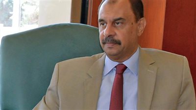 محافظ سوهاج يطمئن على حالة الطبيب الذي تعرض لحادث أثناء عمله 