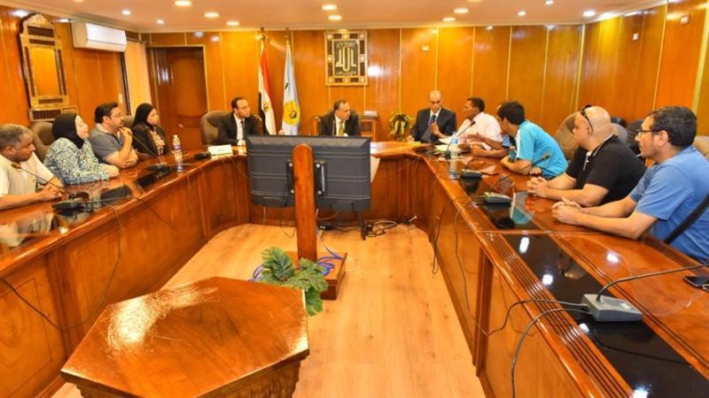 جانب من لقاء المحافظ