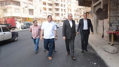 بالصور.. محافظ الغربية يتفقد أعمال رصف شارع النحاس في طنطا