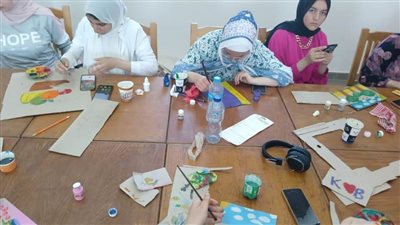 ورش عمل للطالبات بالأشغال الفنية لدعم التمكين الاقتصادي في معسكر جامعة طنطا