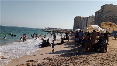 ما بين الرايات الخضراء والصفراء شواطئ الإسكندرية ترحب بالمصطافين 
