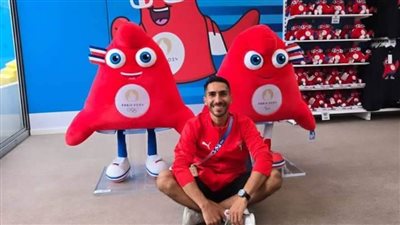 لاعب منتخب التجديف يلتقط صورة من داخل القرية الأولمبية في باريس