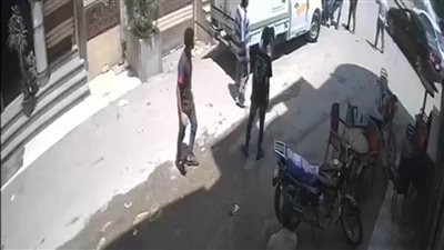 أنقذها قبل خطف حقيبتها.. حكايه مندوب مبيعات شهم من الفيوم