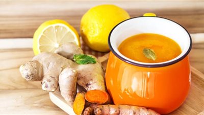 الليمون والكركم.. سلاحك السري ضد الأمراض والسموم