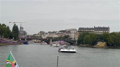 مركب بعثة مصر يصل إلى منطقة حفل أولمبياد باريس وسط هطول الأمطار 