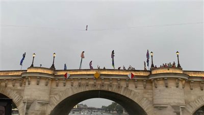 اللجنة المنظمة لأولمبياد باريس تستعين بلاعب أكروبات ابهر الجميع بالسير على الحبل