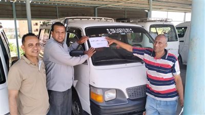 الوادي الجديد تضع ملصقات بالتعريفة على سيارات الأجرة