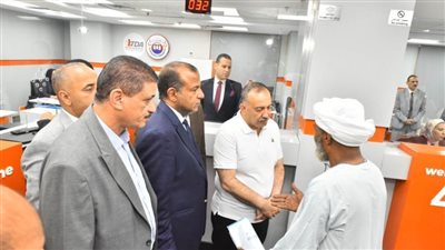 محافظ أسيوط يتفقد مركز التميز للخدمات المتكاملة بالغرفة التجارية 