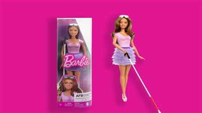 طرح أول دمية باربي كفيفة مع عصا وصندوق كُتب عليه بطريقه برايل