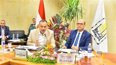 خلال جلسة مجلس الجامعة.. محافظ أسيوط يتسلم ملف وشعار الهوية البصرية للمحافظة