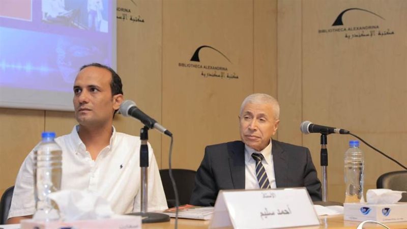 جانب من الندوة والكاتب