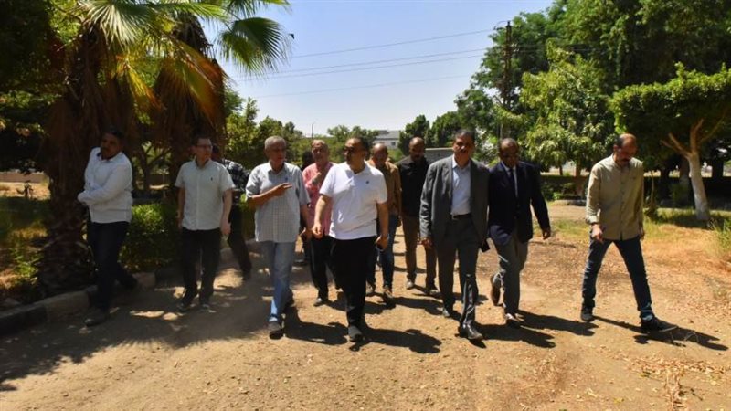 جانب من جولة المحافظ