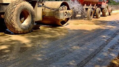  بالصور.. محافظ الغربية يتابع المراحل النهائية لرصف طريق 