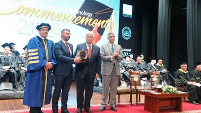 عاشور يلتقي بالطفل العبقري يحيى عبدالناصر ويطمئن على انتظامه في مدينة زويل