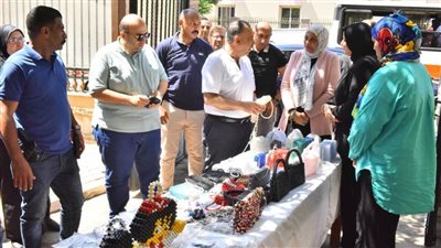 محافظ أسيوط يتفقد معرض الأسر المنتجة وورش عمل الأطفال