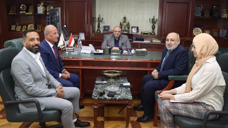 اجتماع محافظ بنى