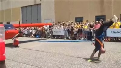 إيطالي يسحب ثلاث طائرات صغيرة أثناء المشي على يديه