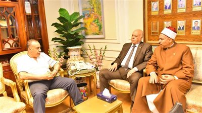 محافظ أسيوط يستقبل وفد أمانة الطوارئ والأزمات ببيت العائلة المصرية بأسيوط