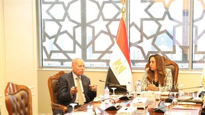 وزيرة التنمية المحلية تتابع مع محافظ القاهرة المشروعات الجارية والملفات الخدمية 