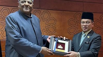 د. شومان يلتقي وزير الشئون الدينية بماليزيا بمنظمة خريجي الأزهر