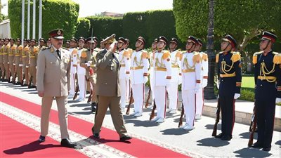 رئيس الأركان يناقش مع رئيس أركان جيش البر بالجمهورية التونسية عددا من الموضوعات ذات الاهتمام المشترك  