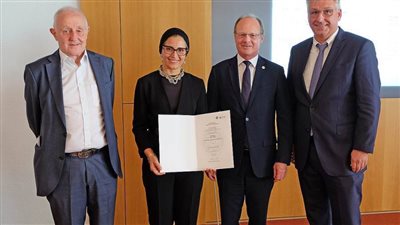 دكتورة مصرية تحصل على جائزة أستاذية  