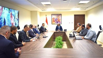 وزير الإسكان يتابع سير العمل بجهاز 