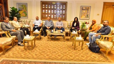 محافظ أسيوط يناقش نسب تنفيذ مشروعات 