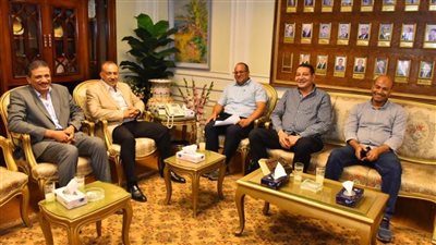 محافظ أسيوط يناقش نسب تنفيذ مشروعات 