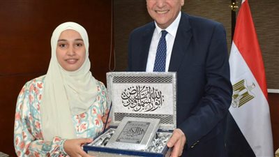  بالصور.. محافظ الغربية يكرم الثانية مكرر علمي على الجمهورية في الثانوية الأزهرية
