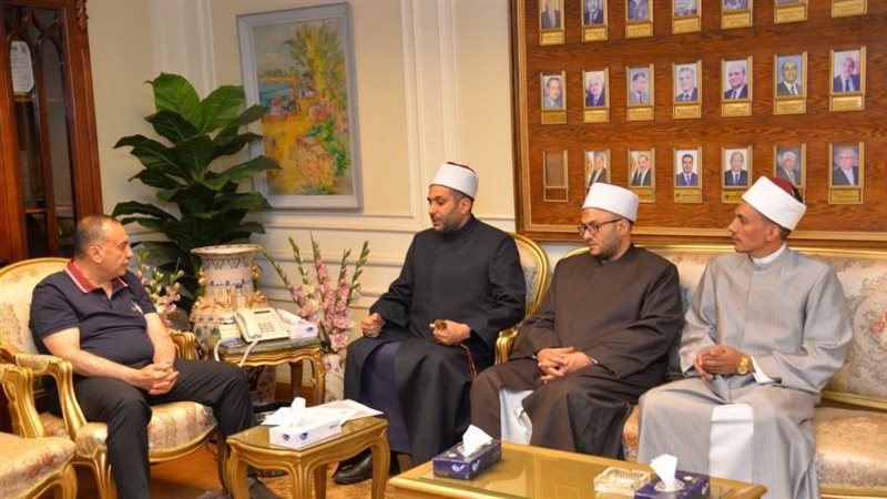 محافظ أسيوط يستقبل