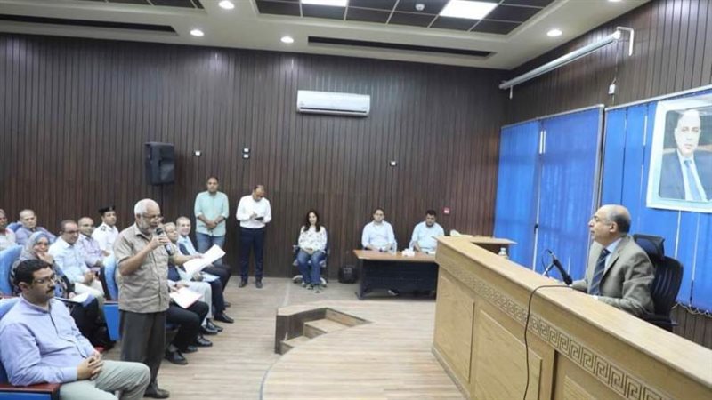 محافظ المنيا خلال