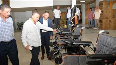 محافظ أسيوط يتسلم 10 كراسي كهربائية لتوزيعها على المستحقين من ذوي الهمم