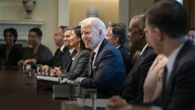 إدارة بايدن تقترح قانونا يحظر على شركات الطيران فرض رسوم مقابل جلوس الأطفال بجانب آبائهم