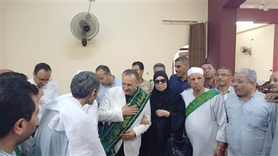 في احتفالات الليلة الختامية.. محافظ أسيوط يرتدي وشاح أبناء السلطان الفرغل