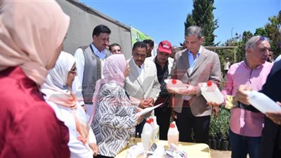 وزير الزراعة ومحافظ مطروح يوزعان 50 ألف شتلة زيتون و 120 كبشا من سلالة الأغنام