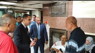 نائب وزير الصحة ينتقد مستوى النظافة ويوجه بتوفير نواقص الأدوية بمستشفى زايد