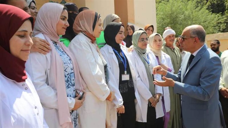 محافظ المنيا يعطى